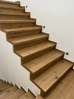  Bukoma schody s nosem dub stary